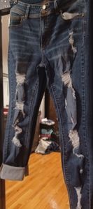 Distressed ripped skinny jeans